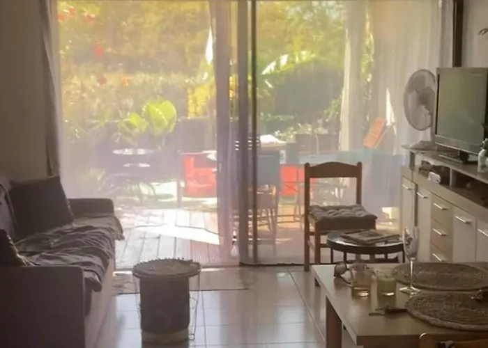 Les Pieds Dans L Eau De Betty 50 M *