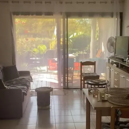 Les Pieds Dans L Eau De Betty 50 M *